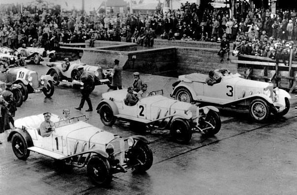 Doppelsieg beim Eröffnungsrennen auf dem Nürburgring am 19. Juni 1927: Rudolf Caracciola (links) ging vor Adolf Rosenberger als Erster ins Ziel, beide auf einem Mercedes-Benz Typ S.